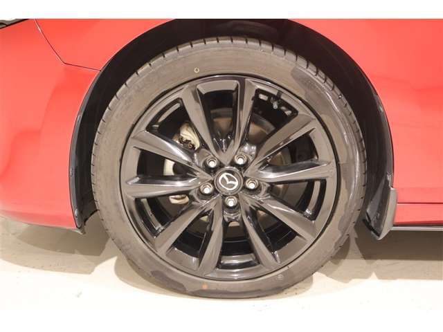 ■純正アルミホイール■　　デザイン性にも優れた純正アルミホイールです。