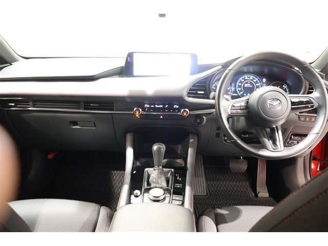 すっきりまとめられた視認性の良いインパネ周り。操作スイッチも使いやすい位置に配置されています。