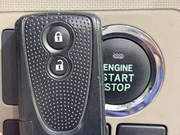 【キーフリーシステム】カバンやポケットに入れたままでもドアの施錠・解錠が可能なスマートキーを装備。エンジンのオン・オフ時もカギを取り出す必要が無いからとっても便利です♪