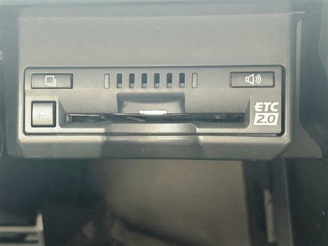 こちらのお車にはメーカーナビ地デジ・Bカメラ・CD・DVD・ブルーレイ・ブルートゥース・レーダーC・LDA・ETC・USB・パドルシフト・Cセンサー・16AW・LEDライト・シートヒーターが装備！