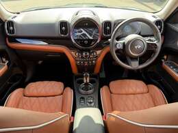 ピアノブラックインテリアサーフェス　コンフォートアクセス　LEDヘッドライト　リアカメラ　前後パーキングセンサー　クルーズコントロール