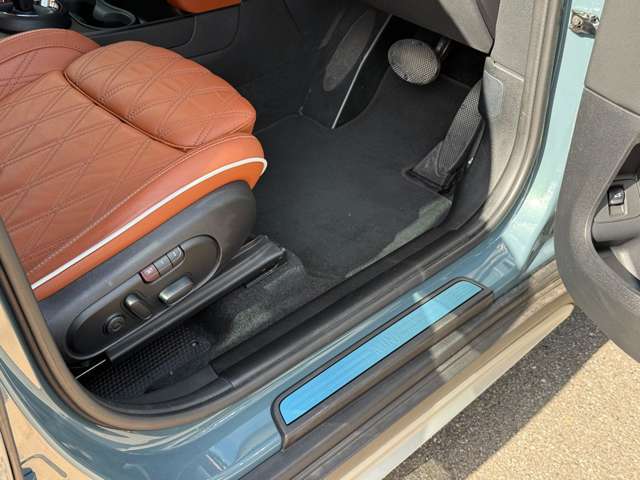 ピアノブラックインテリアサーフェス　コンフォートアクセス　LEDヘッドライト　リアカメラ　前後パーキングセンサー　クルーズコントロール