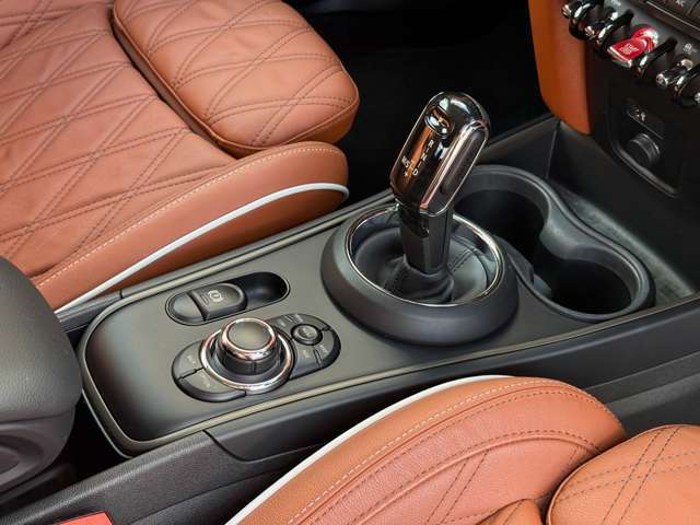 ブラックルーフ＆ドアミラーカバー　パワードリアゲート　純正ドライブレコーダー　純正ナビゲーション　デジタルメーター　ユニオンジャックテールランプ　インテリセーフ