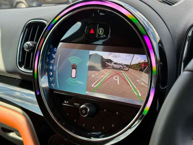 ピアノブラックインテリアサーフェス　コンフォートアクセス　LEDヘッドライト　リアカメラ　前後パーキングセンサー　クルーズコントロール