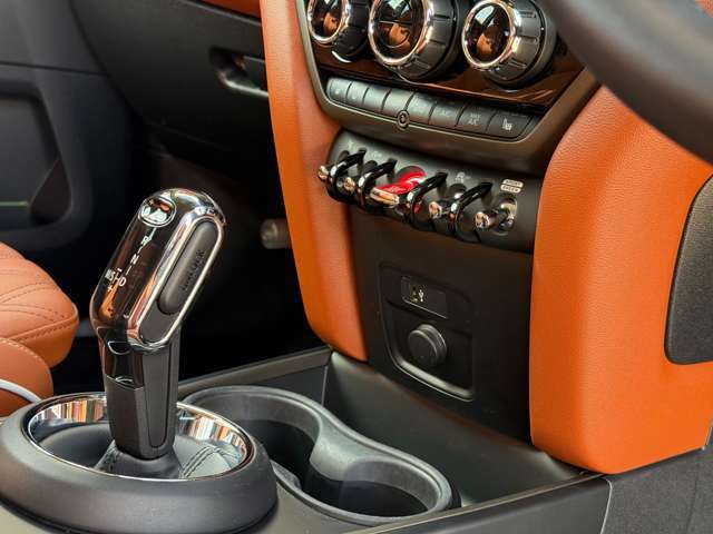 ピアノブラックインテリアサーフェス　コンフォートアクセス　LEDヘッドライト　リアカメラ　前後パーキングセンサー　クルーズコントロール