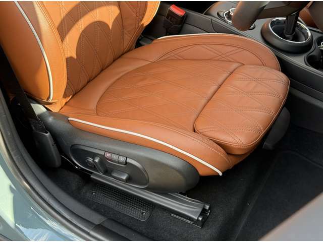 ブラックルーフ＆ドアミラーカバー　パワードリアゲート　純正ドライブレコーダー　純正ナビゲーション　デジタルメーター　ユニオンジャックテールランプ　インテリセーフ