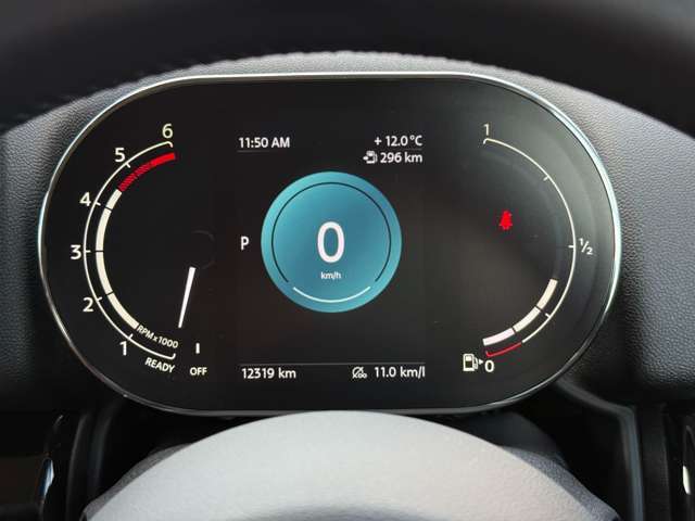 ピアノブラックインテリアサーフェス　コンフォートアクセス　LEDヘッドライト　リアカメラ　前後パーキングセンサー　クルーズコントロール