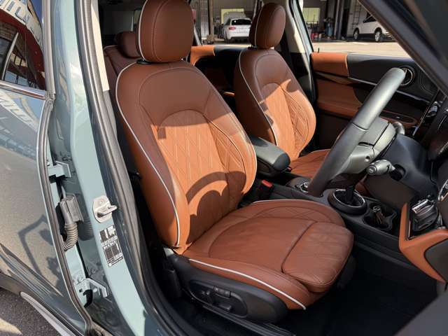 ピアノブラックインテリアサーフェス　コンフォートアクセス　LEDヘッドライト　リアカメラ　前後パーキングセンサー　クルーズコントロール