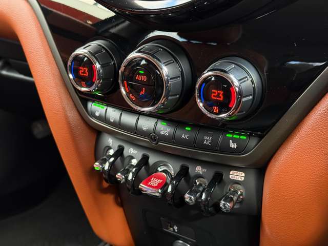 ブラックルーフ＆ドアミラーカバー　パワードリアゲート　純正ドライブレコーダー　純正ナビゲーション　デジタルメーター　ユニオンジャックテールランプ　インテリセーフ