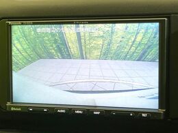 【バックカメラ】駐車時に後方がリアルタイム映像で確認できます。大型商業施設や立体駐車場での駐車時や、夜間のバック時に大活躍！運転スキルに関わらず、今や必須となった装備のひとつです！