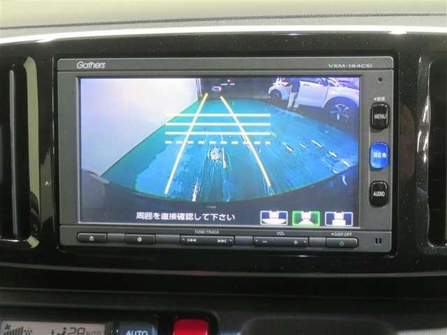 車両後方の映像を映すバックモニター。進路を確認しながら安全に車庫入れできます。