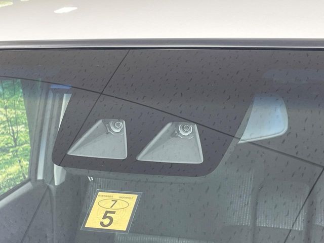【スマートアシスト】走行中に前方の車両等を認識し、衝突しそうな時は警報とブレーキで衝突回避と被害軽減をアシスト。より安全にドライブをお楽しみいただけます。