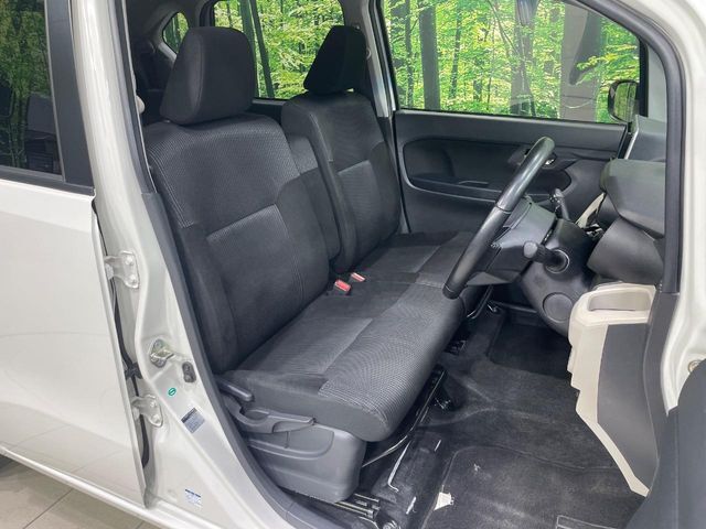 運転席まわりには十分なスペースがあり、大柄な方でもゆったり運転していただける環境です。