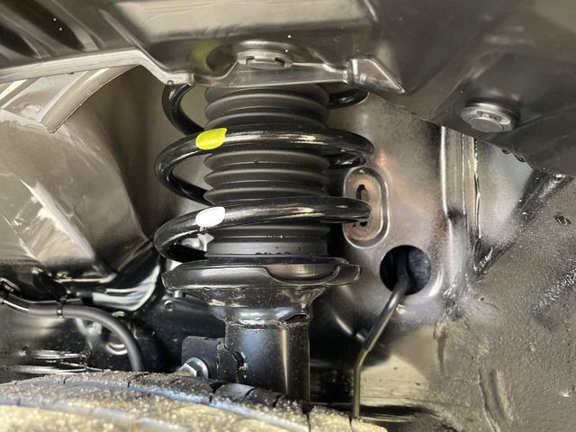 お車を安心してお乗りいただく為には、足回りの定期点検が欠かせません。サービスサポート（有償保証）では無料点検もご提供しており、安心のカーライフをお過ごしいただけるサポート体制が整っています。