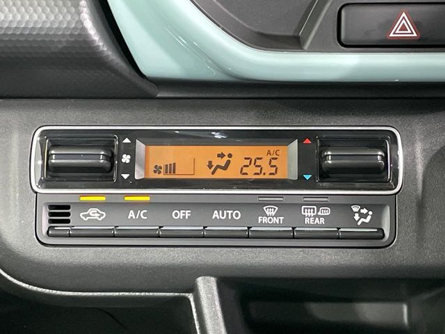 【オートエアコン】一度お好みの温度に設定すれば、車内の温度を検知し風量や温度を自動で調整。暑い…寒い…と何度もスイッチ操作をする必要はありません。快適な車内空間には必須の機能ですね♪