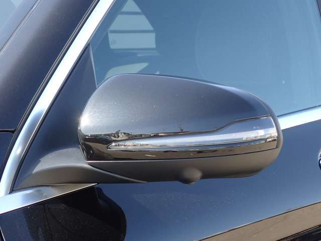 【LED内蔵ウィンカー】LEDとクロームの先進的なコントラストのミラーデザインに加え、後退時助手席側のミラーが自動で下方を向くリバースポジション機能も備えており実用性も兼ね備えています。