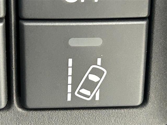 【　レーンアシスト　】走行中に居眠り・わき見等で不意に車線を横切った場合、警報やハンドルへの振動などで危険を教えてくれます♪