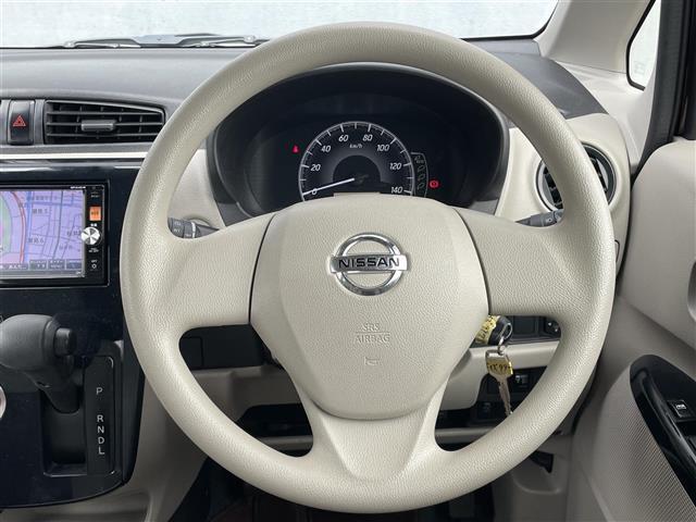 【ハンドル】軽い力で扱いやすいハンドルです。目立つ傷やスレなどなく綺麗な状態です！除菌プランいれていただくとさらに快適に！清潔なお車はお子様にも安心ですね！