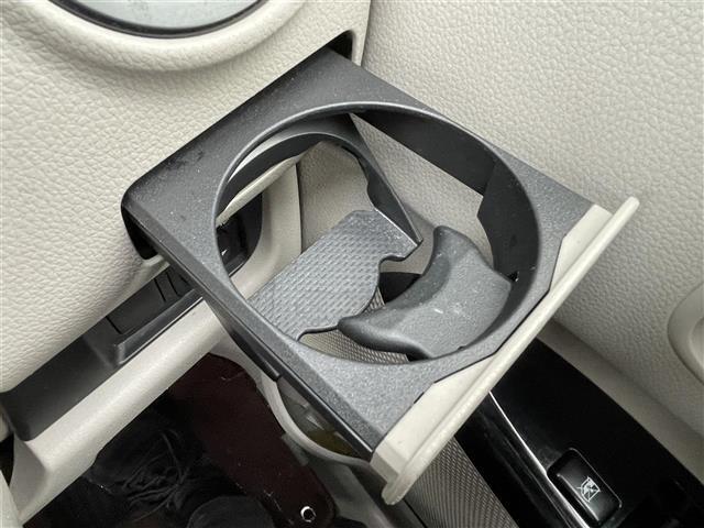 【ドリンクホルダー】長時間のドライブを快適に過ごすために、必須の車内アイテムですね。