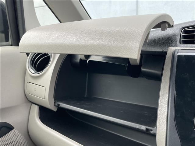 【グローブボックス】車検証ケースや、日頃使う小物類の収納に便利ですね！