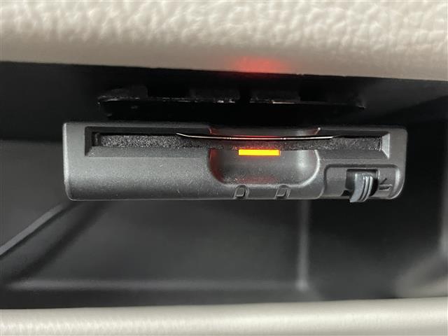 【ETC】有料道路を利用する際に料金所で停止することなく通過できる、ETC車載器（ノンストップ自動料金収受システム機器）が装備されています。セットアップを行うことで利用可能になります。