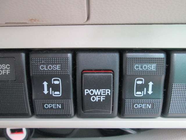 ☆パワースライドドアを装備しています！！乗り降りが非常に楽で、運転席からもスイッチで開閉可能です！もはやミニバンの必需品です☆