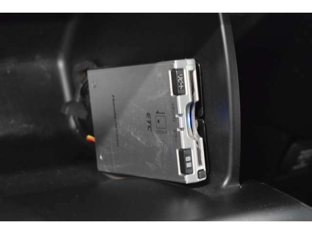後期型　ナビ　地デジTV　フルセグ　ETC　コーナーセンサー　CD　DVD　マニュアルモード　スマートキー　HID　フルフラット　アイドリングストップ　横滑り防止機能　両側パワースライドドア