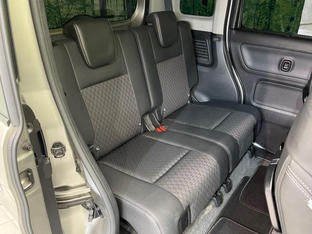 後部座席も気になるようなキズ・汚れやへたり等、大きなダメージはなく、良好な状態です。