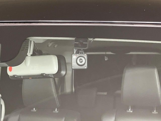 【ドライブレコーダー】安心・安全なカーライフに必須のドライブレコーダーを装備！走行中はもちろん、あおり運転や事故に遭遇した際の状況も映像で記録し、万一のリスクに備えます。