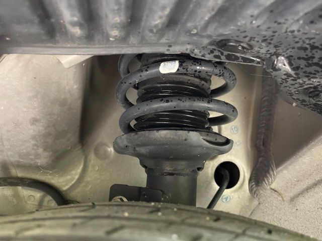 お車を安心してお乗りいただく為には、足回りの定期点検が欠かせません。サービスサポート（有償保証）では無料点検もご提供しており、安心のカーライフをお過ごしいただけるサポート体制が整っています。