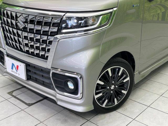 【LEDヘッドライト】悪天候や夜間走行時も良好な視界を確保し安心して運転できる高輝度LEDヘッドライトを装備！点灯速度が早く、消費電力も抑えられています。