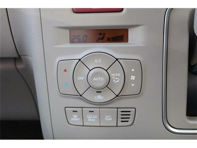 オートエアコンです。簡単操作で快適に車内温度をコントロールします。