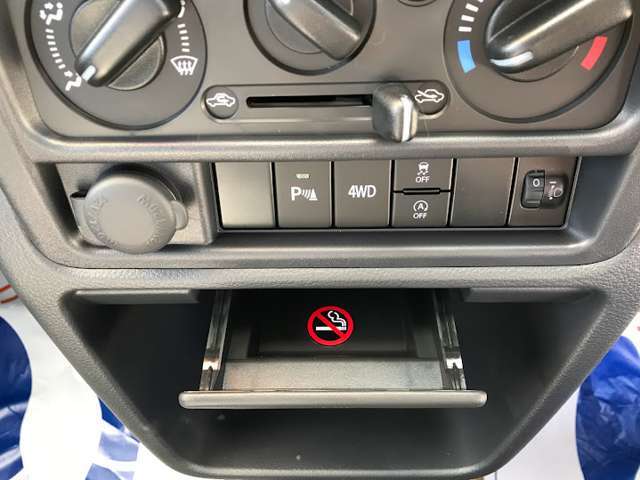 ワンタッチパートタイム4WDの切り替えスイッチです！2WD⇒4WDへの切り替えが出来ます！