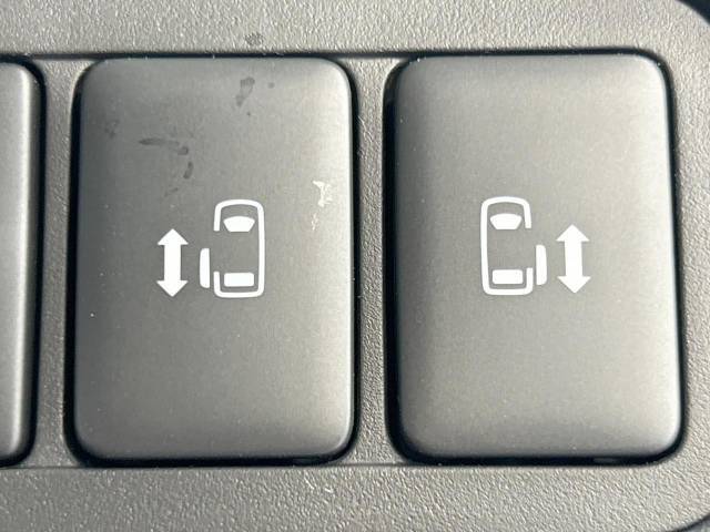 【両側パワースライドドア】スマートキーや運転席のスイッチで後席両側スライドドアの開閉が可能♪電動だから力を入れてドアを開ける必要が無く、小さなお子様でも簡単に開け閉めでき快適です♪