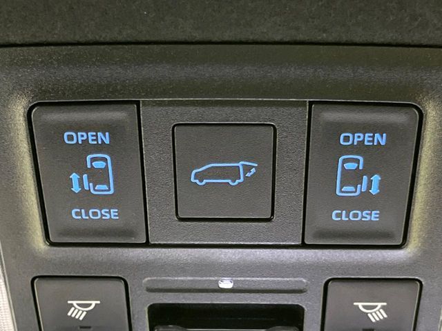 【両側パワースライドドア】スマートキーや運転席のスイッチで後席両側スライドドアの開閉が可能♪電動だから力を入れてドアを開ける必要が無く、小さなお子様でも簡単に開け閉めでき快適です♪