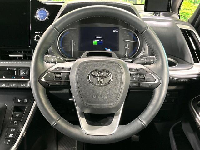 【ステアリングヒーター】冬場に冷たくなりやすい革巻きステアリングを、スイッチ一つで素早く適温に！エアコンよりも早く温まってくれるので、寒い日の運転も快適になりますね♪