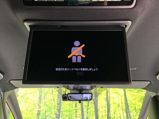 【14型有機ELフリップダウン】三列目からでも迫力のエンタメが観れる大画面フリップダウン。有機ELのモニターでは、一般的なフリップダウンよりも高コントラストでキレイな映像を楽しめます。