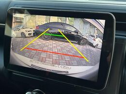 【バックカメラ】駐車時に後方がリアルタイム映像で確認できます。大型商業施設や立体駐車場での駐車時や、夜間のバック時に大活躍！運転スキルに関わらず、今や必須となった装備のひとつです！