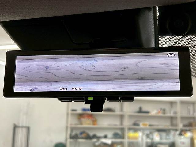 【デジタルインナーミラー】を搭載しております。ミラーにより後方確認ができますので、駐車の際などに役立ちます。