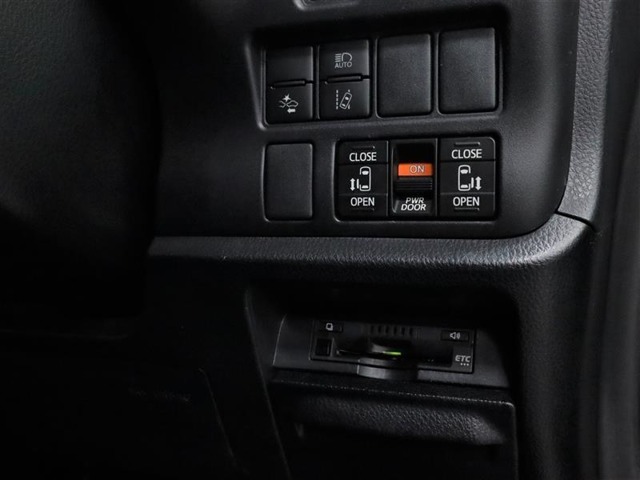 電動のスライドドアで楽々スムース！運転席からも開閉の操作もできます♪キーのスイッチひとつで自動開閉できる便利な機能もついてます♪