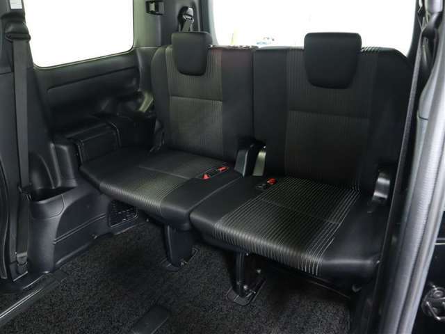サードシートは便利な5：5分割可倒式シートです。収納と乗車人数のバランスに優れています♪荷物の大きさに応じたラゲージスペースをフレキシブルに作り出せるので、シーンに応じた使い方ができます♪