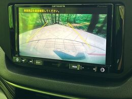 【バックカメラ】駐車時に後方がリアルタイム映像で確認できます。大型商業施設や立体駐車場での駐車時や、夜間のバック時に大活躍！運転スキルに関わらず、今や必須となった装備のひとつです！