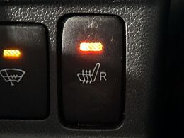 【シートヒーター】寒い日に重宝するシートヒーター！エアコンより早く温まってくれるので寒がりの人も安心ですね♪エアコンの温風は乾燥するから苦手、という方にもをおすすめです。