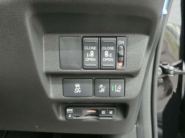 電動でラクラク開閉、両側パワースライドドア、リモコンや運転席のスイッチ操作のほか、ドアハンドルを少し引くだけでリアドアが自動開閉します。