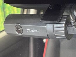 【ドライブレコーダー】安心・安全なカーライフに必須のドライブレコーダーを装備！走行中はもちろん、あおり運転や事故に遭遇した際の状況も映像で記録し、万一のリスクに備えます。