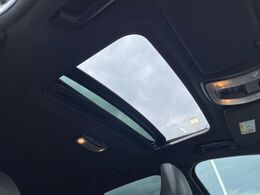 【パノラマルーフ】ガラスルーフで室内全体が明るい空間に！フロントセクションはスライド機能があり外気を取り込むことも可能。さらに開放的なドライブを演出できます。