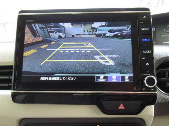 リバースギアに入れるだけで後方の表示へ切り替わります。車庫入れの安心感がアップしますね！