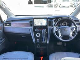 【　オ【インパネ全体】全方位で視界が広く、高い目線で運転もしやすいです！ートエアコン　】車内温度を感知して自動で温度調整をしてくれるのでいつでも快適な車内空間を創り上げます！