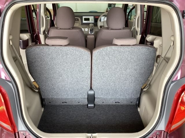 開口部も広く荷物の積み下ろしもしやすいお車となっております。シートの背もたれは5：5の割合で分割して可倒できるので、長いお荷物などを載せることもできます。