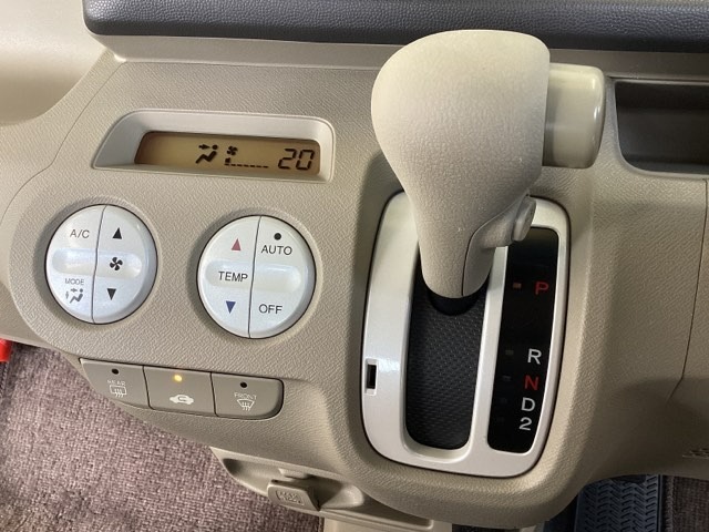 4速AT車のセレクトレバーです。低速から高速までスムーズな走りを実現するとともに、エンジン効率のよい領域を維持することで燃費にも貢献します。